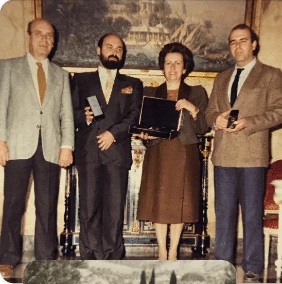 Ιστορική οικογενειακή φωτογραφία τεσσάρων προσώπων σε τελετή βράβευσης.